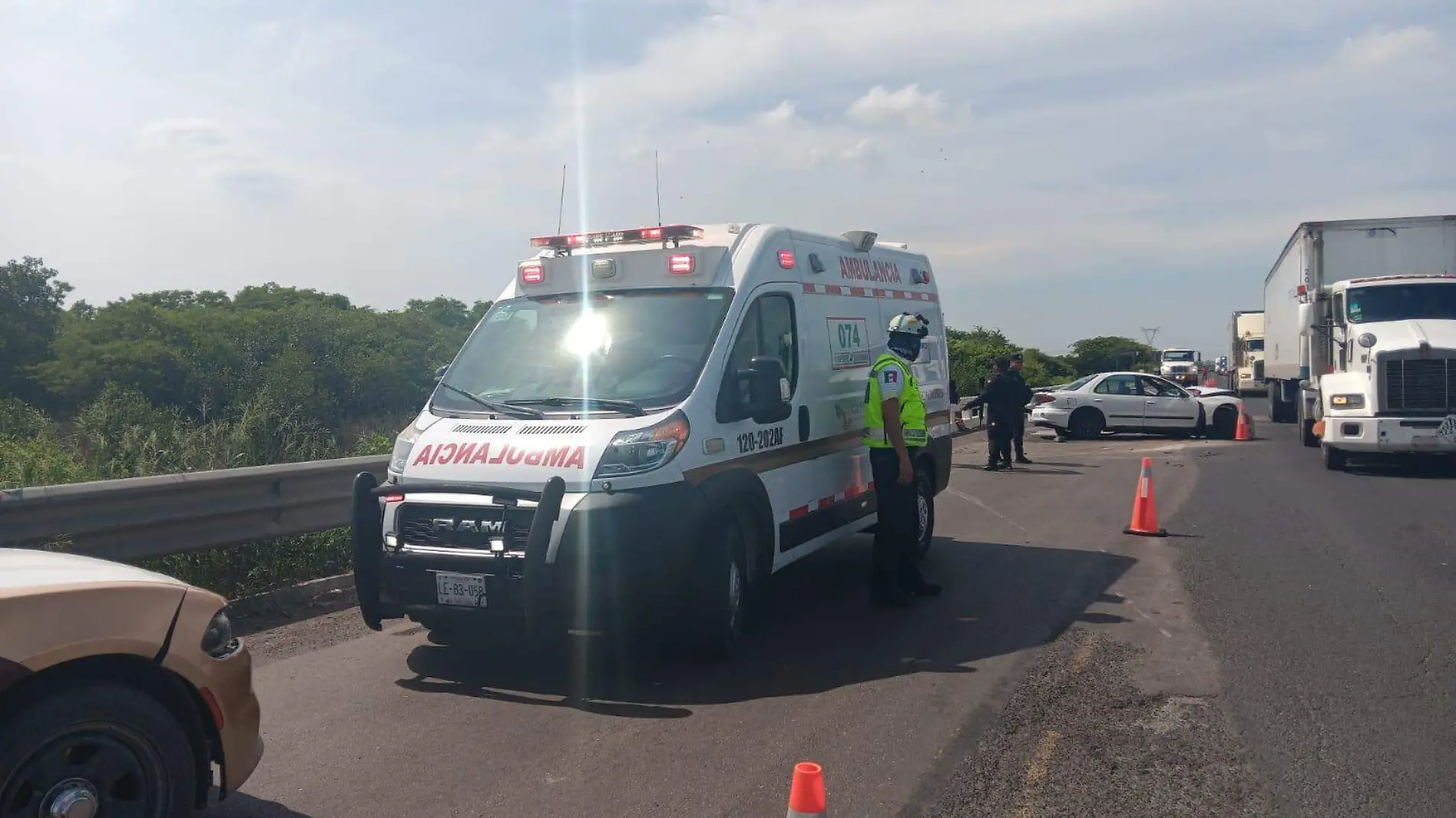 Caos vial en Tampico: Auto choca y conductor se da a la fuga en Libramiento Poniente